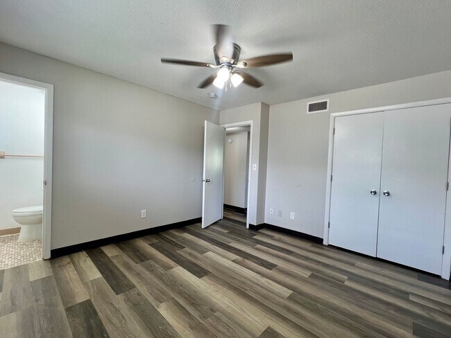 Building Photo - 2 Bed 1.5 Bath Apartment for rent!