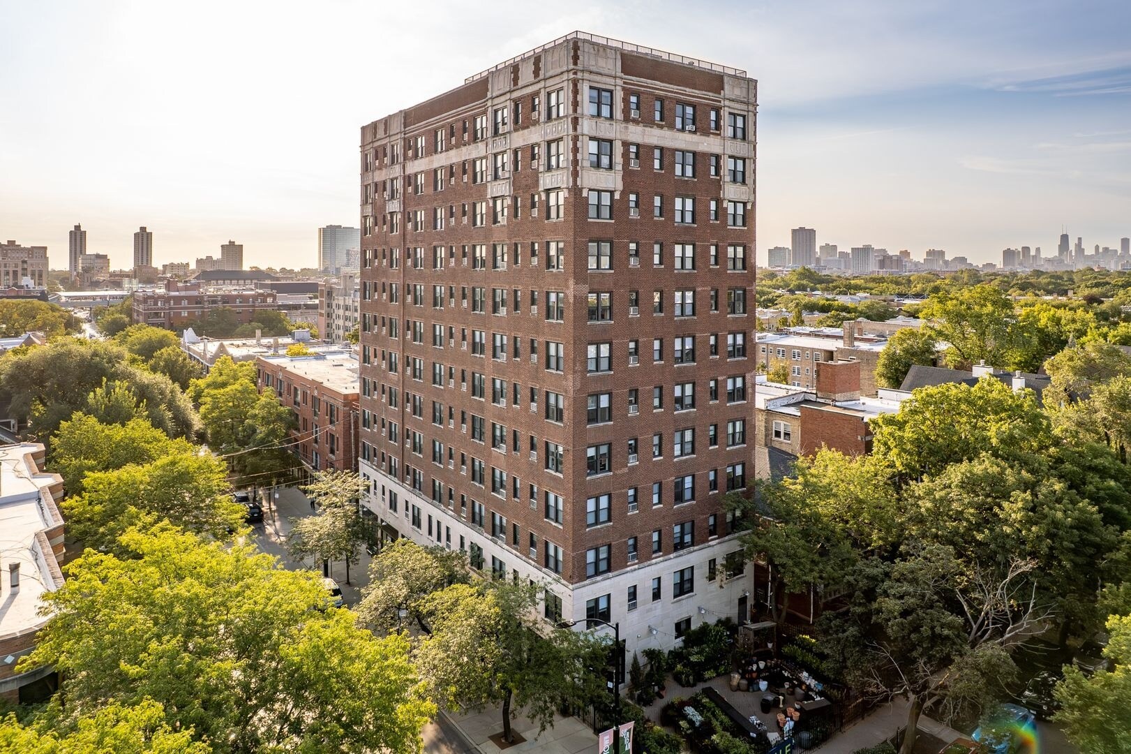 Building Photo - 1329 W Wilson Ave