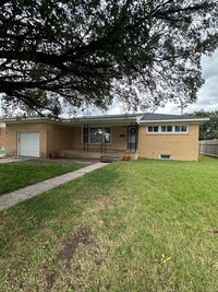 Building Photo - 3 Bedroom, 1 Bathroom House with Attached ...
