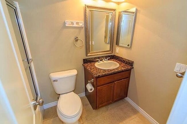 Building Photo - Awesome condo in gated community