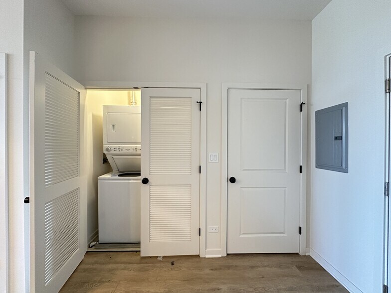 Building Photo - 6340 W Belmont Ave