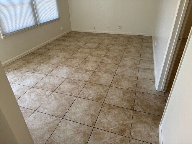 Building Photo - 232 Warren Ave