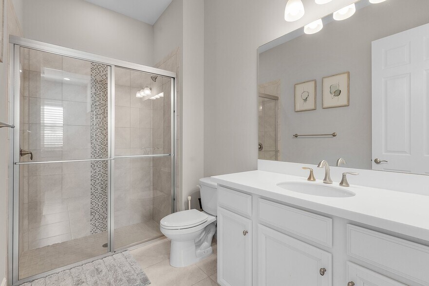 Guest Bathroom 2 - 14539 Kelson Cir