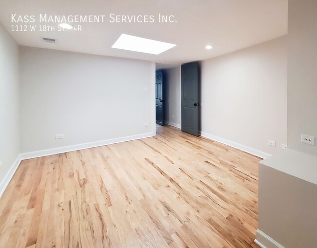Building Photo - 1112 W 18th St