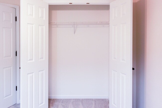 Building Photo - 2204 Valley Haven Dr