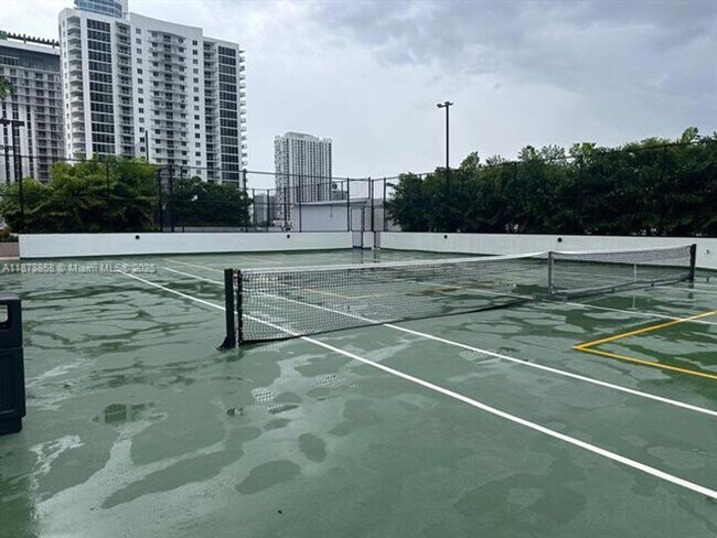 Building Photo - 700 NE 24th St