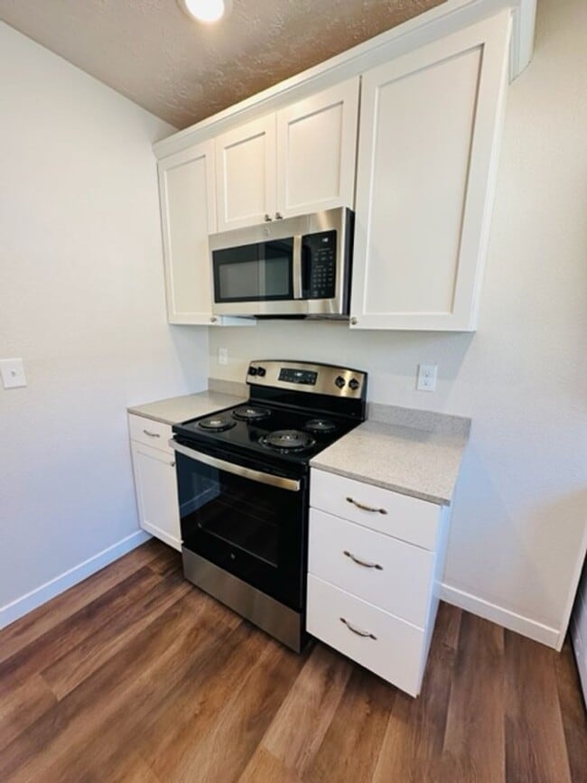 Building Photo - Adorable remodeled in 2023 2 bedroom 1 bathroom duplex available soon!