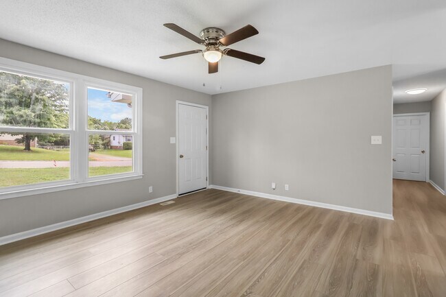 Building Photo - 931 Poppy Dr