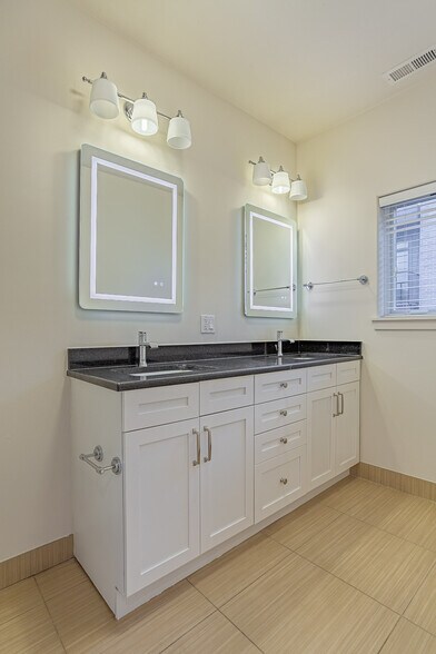 Building Photo - 2100 Greenwood St