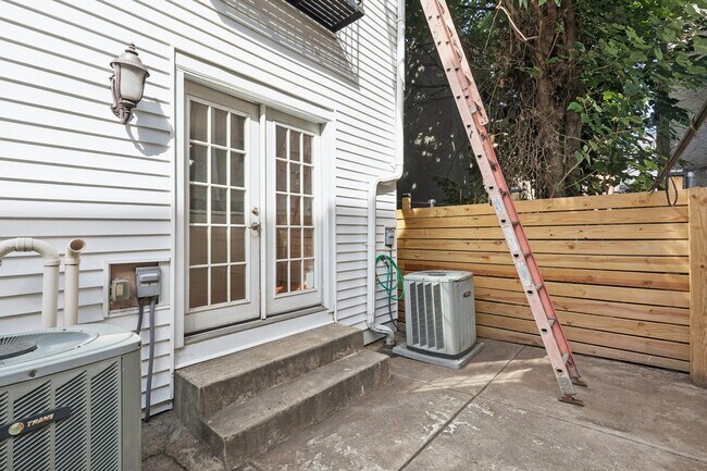 Building Photo - Beautiful 3 bedroom house with Private bac...