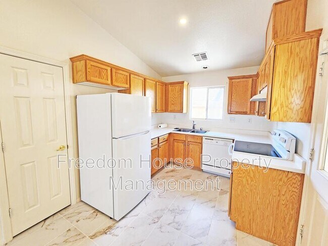 Building Photo - 600 San Lorenzo St