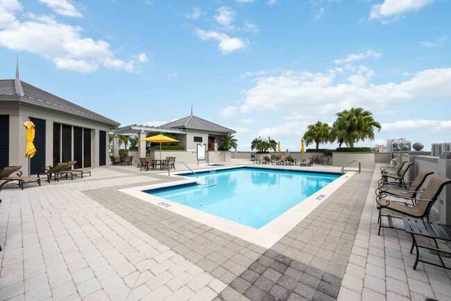 Building Photo - "Luxurious 3-Bed Sarasota Penthouse with S...