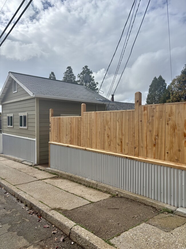 Building Photo - 668 S Auburn St