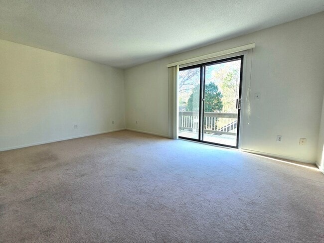 Building Photo - 563 Heritage Vlg