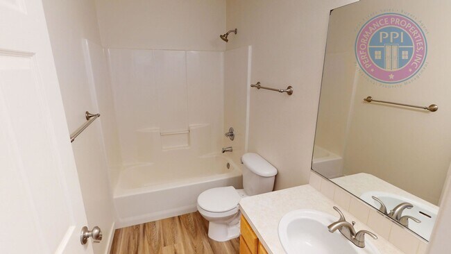 Building Photo - Two Level Cascadia Village Home- Great Flo...