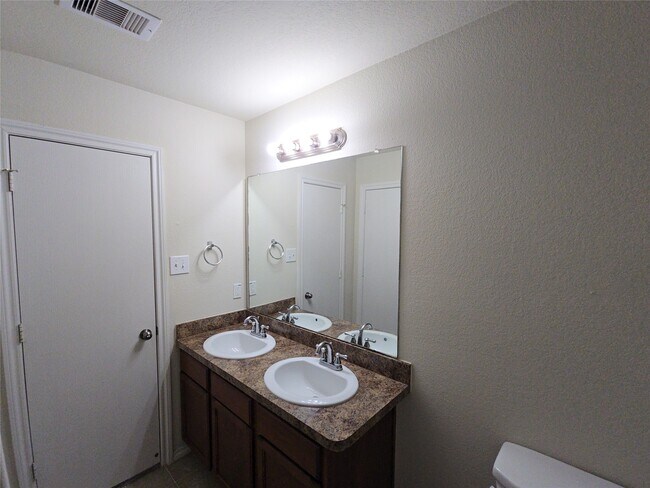 Building Photo - 810 Lightningbug Ln
