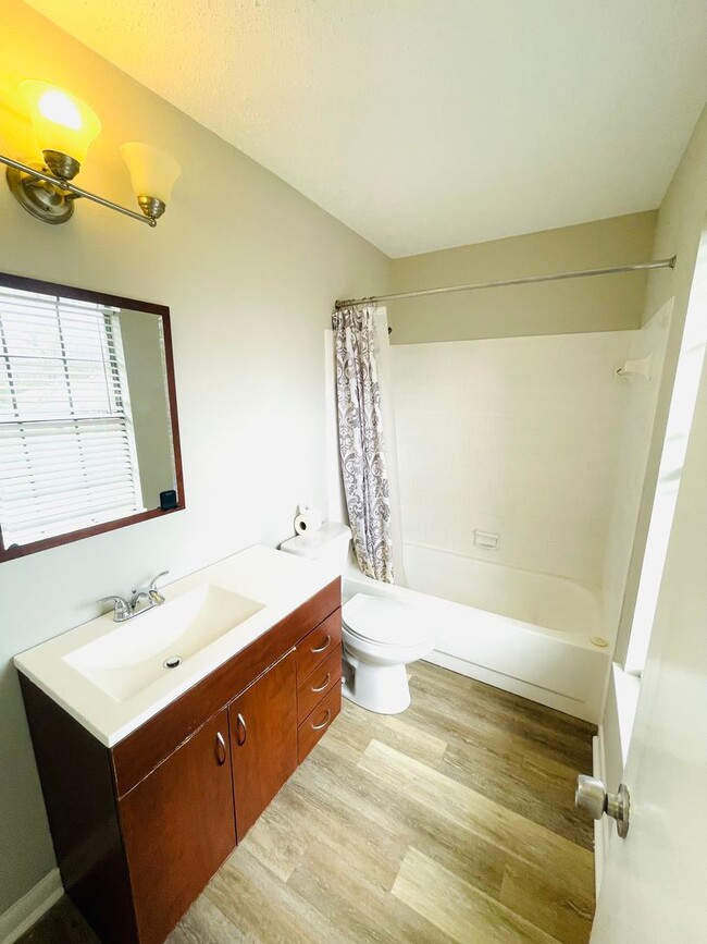 Building Photo - ** 3 bed 2.5 bath townhouse located by ACA...