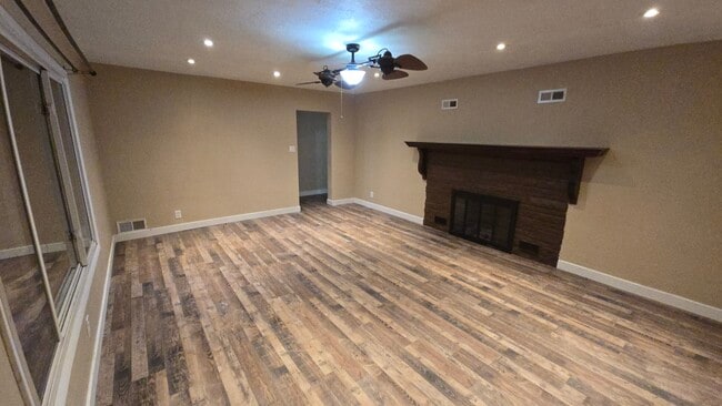 Building Photo - 201 Mcleansboro St