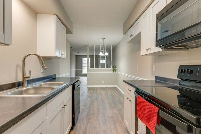 Building Photo - Beautiful Renovated Duplex in Madison