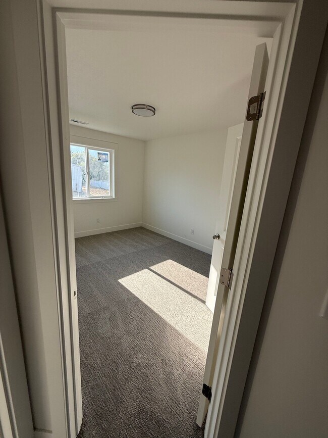 Building Photo - 2073 N 325 E