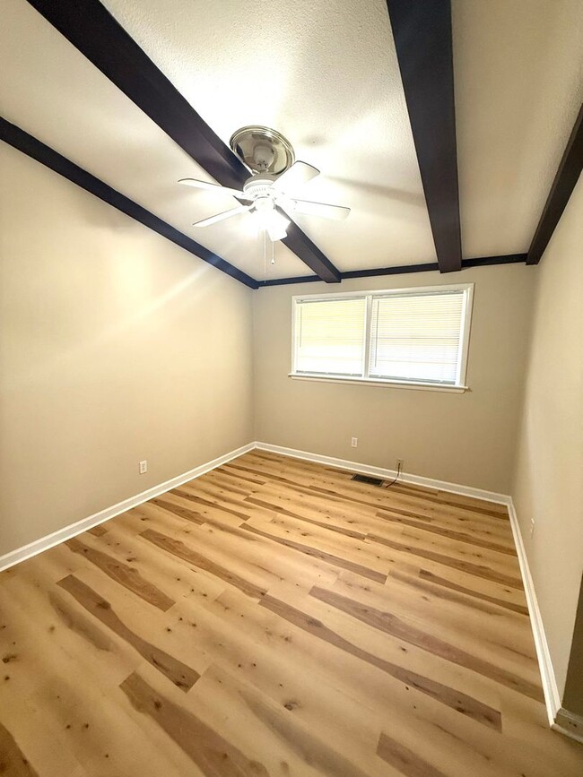 Building Photo - ** 3 Bed 2 Bath located off Perry Hill rd ...