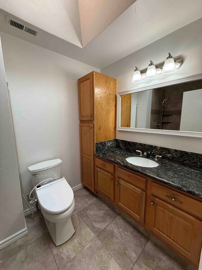 Building Photo - Great 3 Bedroom Walking Distance to American River