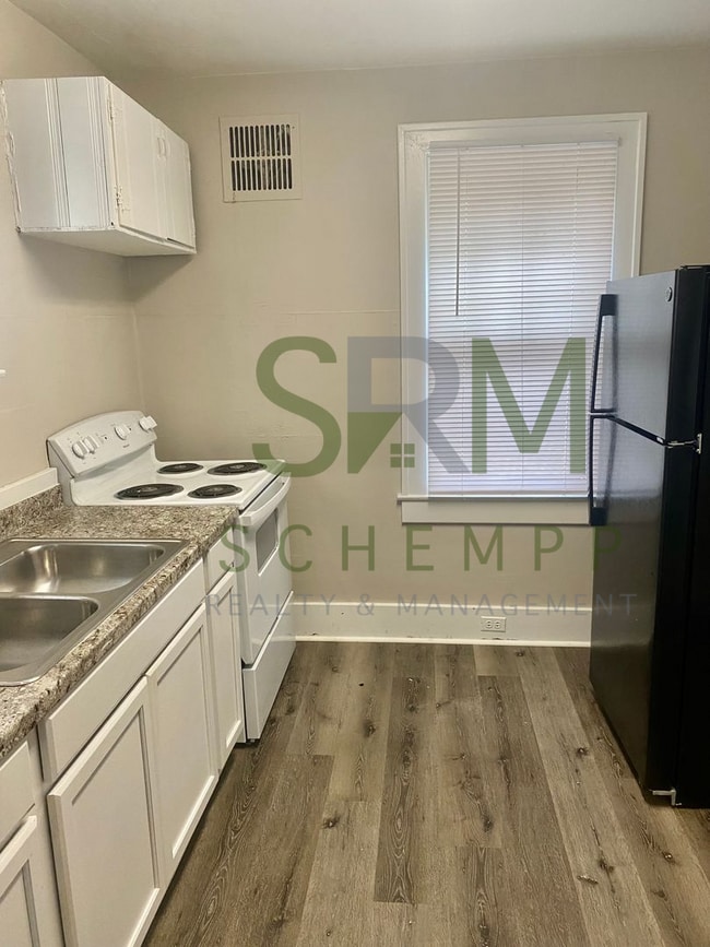 Building Photo - Two Bedroom House with Detached Garage-Section 8 Accepted