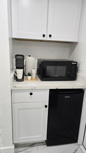 kitchenette w/mini fridge and microwave - 19353 SW 103rd Ct