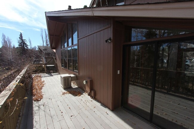 Building Photo - Eastside Country Club 3-Bed Townhome with Vaulted Ceilings