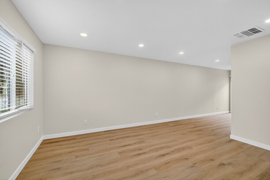 Building Photo - 11972 Walnut St