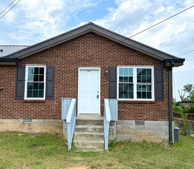 Renovated Madison Duplex! Corner Lot! Nic... - Renovated Madison Duplex!  Corner Lot! Nic...
