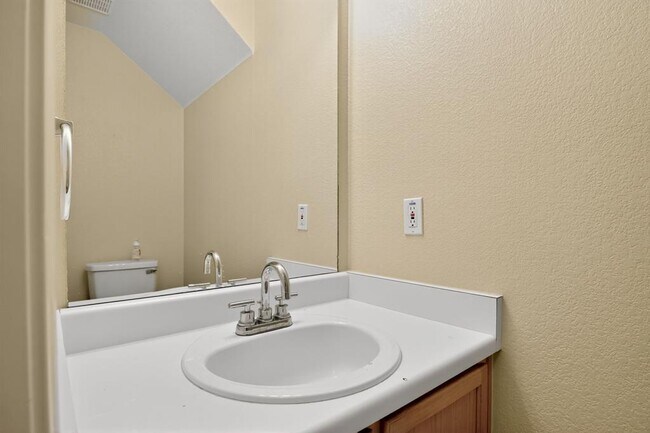 Building Photo - 1208 Heritage Hill Cove