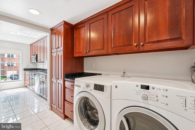 Building Photo - 214 James Thurber Ct