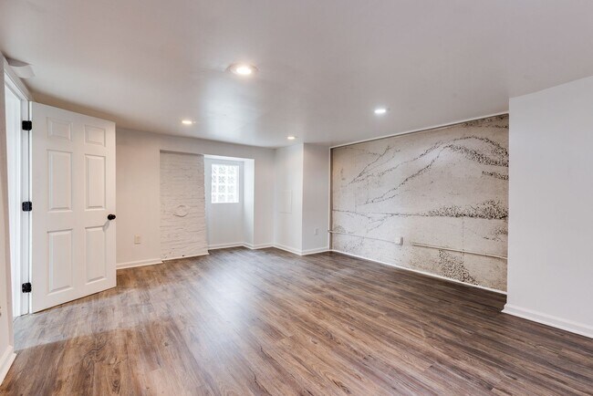 Building Photo - 955 E Warrington Ave