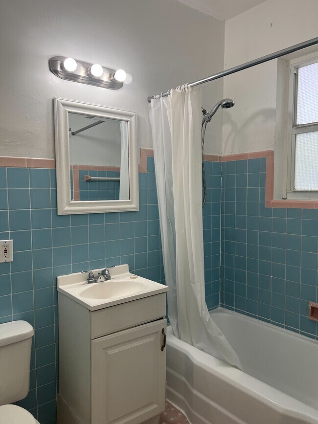 Building Photo - 2170 Bay Dr