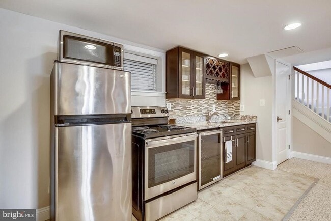 Building Photo - 905 Quackenbos St NW