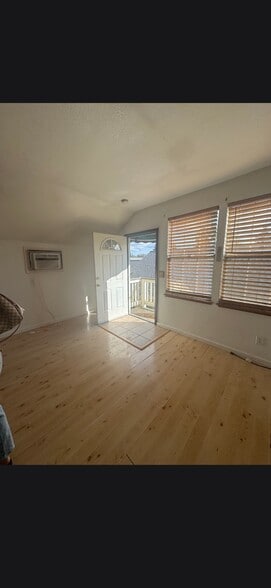 Building Photo - 400 Manzanita Way