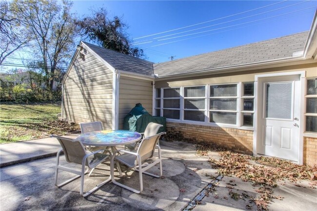 Building Photo - Delightful 3 bedroom, 2 bath home within w...