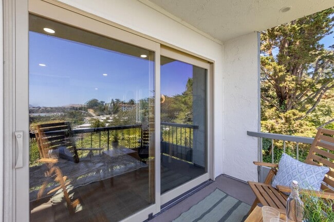 Building Photo - 2 Bedroom, 2 bathroom condo available with spectacular views of Richardson Bay!