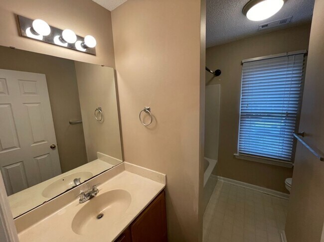 Building Photo - Charming 3 Bedroom House in Chapel Hill!