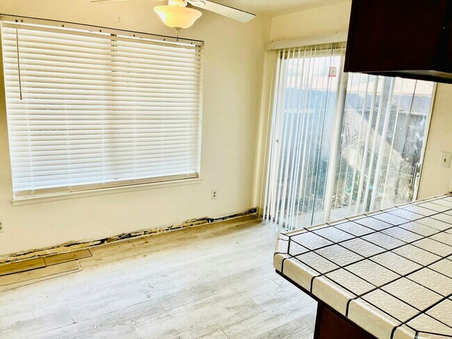 Building Photo - 906 S Garfield St