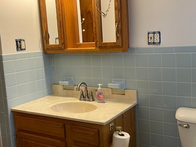 Building Photo - 102 Oaklawn Cir