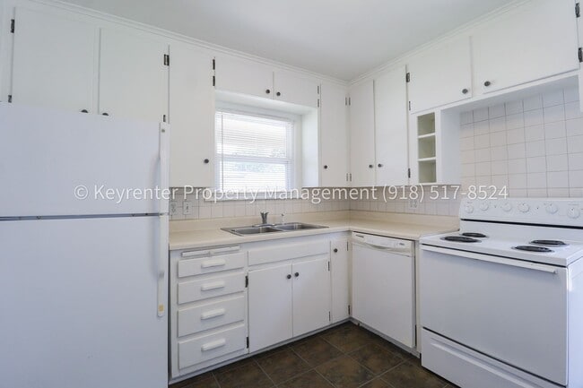 Building Photo - Gorgeous duplex unit on large lot with garage -- NO PETS ALLOWED