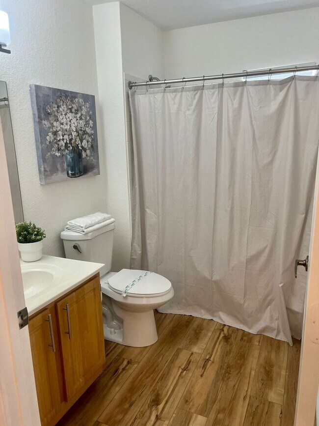 Building Photo - 4-bedroom, 3-bathroom townhouse in Kissimmee !