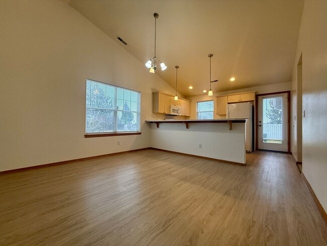 Building Photo - COME TAKE A LOOK AT THIS BEAUTIFUL NEWLY UPDATED HOME IN REDMOND!!