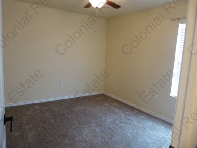 Building Photo - Spacious and updated 3 Bedroom 2 bathroom ...