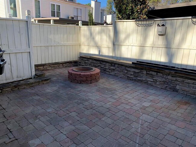 Building Photo - 604 Serramonte Dr