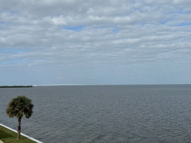 Building Photo - Directly on the River, what a view!!