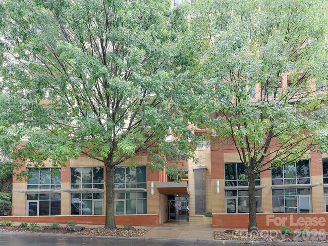 Building Photo - 701 Royal Ct