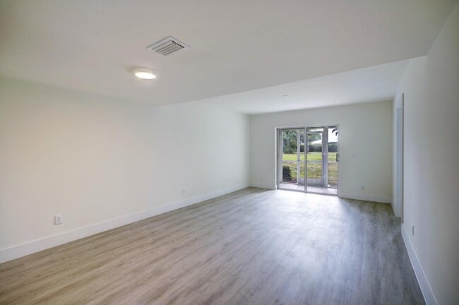 Building Photo - 18081 SE Country Club Dr